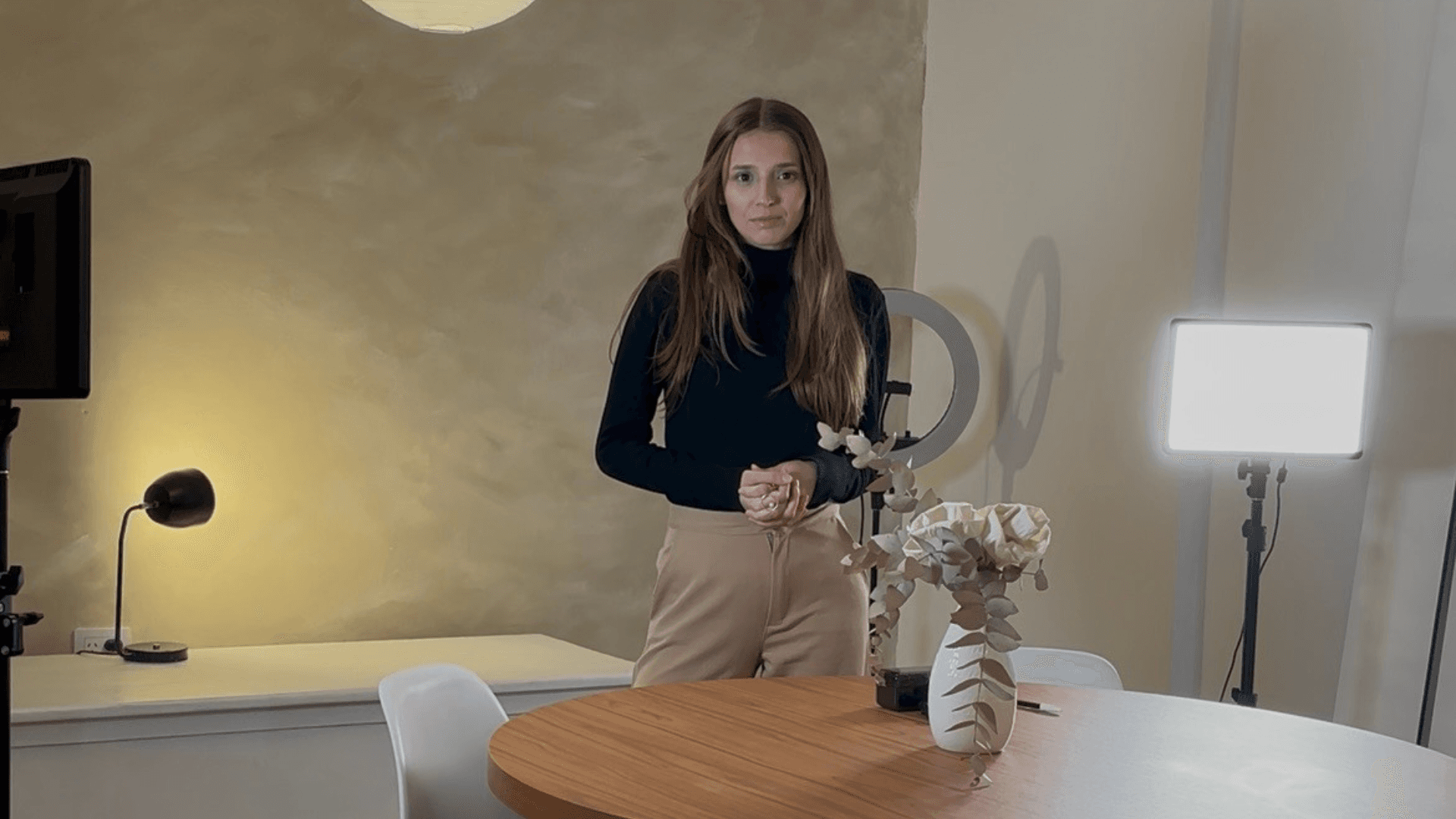 Martina Mina en el estudio con iluminación y equipamiento para crear contenido